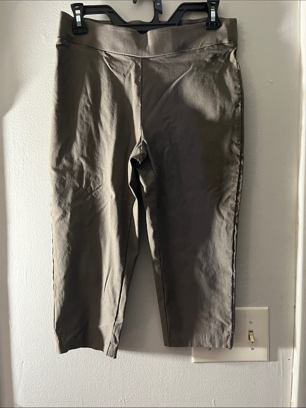 Women's Olive Stretch Capri Pants with Comfortable Waistband